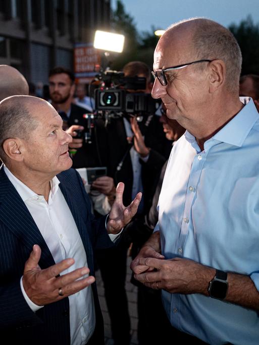 Dietmar Woidke (SPD, r), Brandenburgs Ministerpräsident, begrüßt Bundeskanzler Olaf Scholz (SPD) auf dem SPD-Sommerfest in Potsdam.