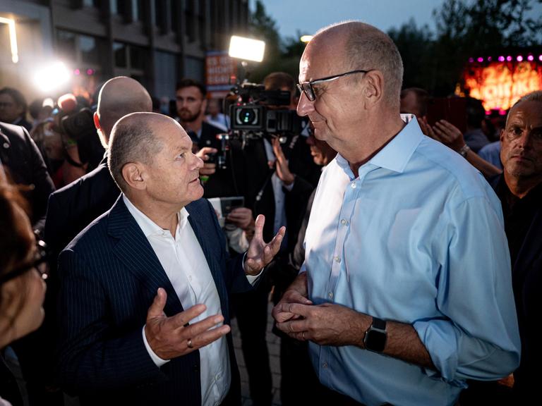 Dietmar Woidke (SPD, r), Brandenburgs Ministerpräsident, begrüßt Bundeskanzler Olaf Scholz (SPD) auf dem SPD-Sommerfest in Potsdam.