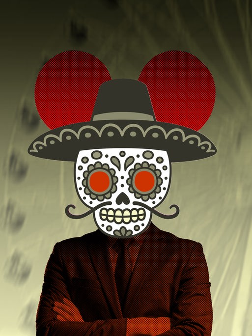Collage einer Figur, deren Oberkörper aus einem Anzug und deren Kopf aus einer mexikanischen Maske besteht. Auf dem Kopf trägt die Figur Mickey Mouse Ohren.
