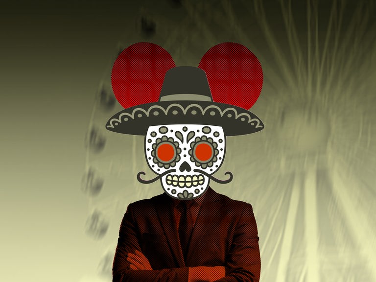 Collage einer Figur, deren Oberkörper aus einem Anzug und deren Kopf aus einer mexikanischen Maske besteht. Auf dem Kopf trägt die Figur Mickey Mouse Ohren.
