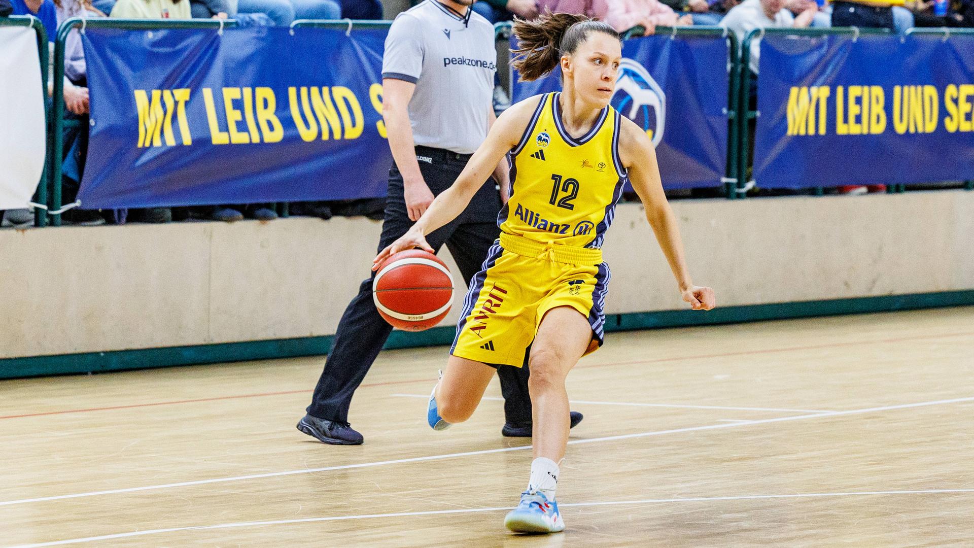 Lena Gohlisch Alba Berlin Damen, 12 mit dem Ball, Alba Berlin Damen vs Saarlouis Royals, 1. Bundesliga, Saison24/25, 2024