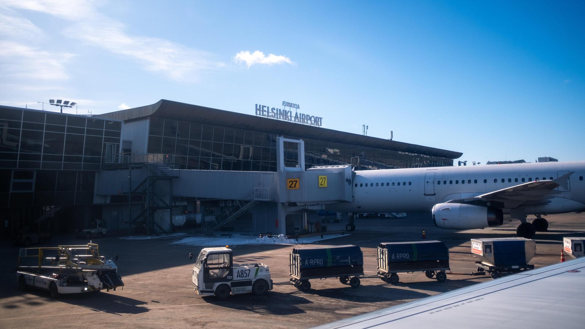 Eine Passagiermaschine am Flughafen Helsinki