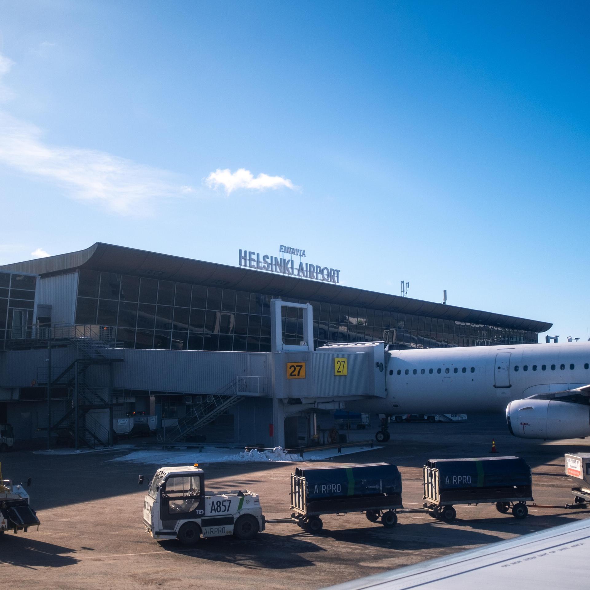 Eine Passagiermaschine steht auf dem Flughafen Helsinki