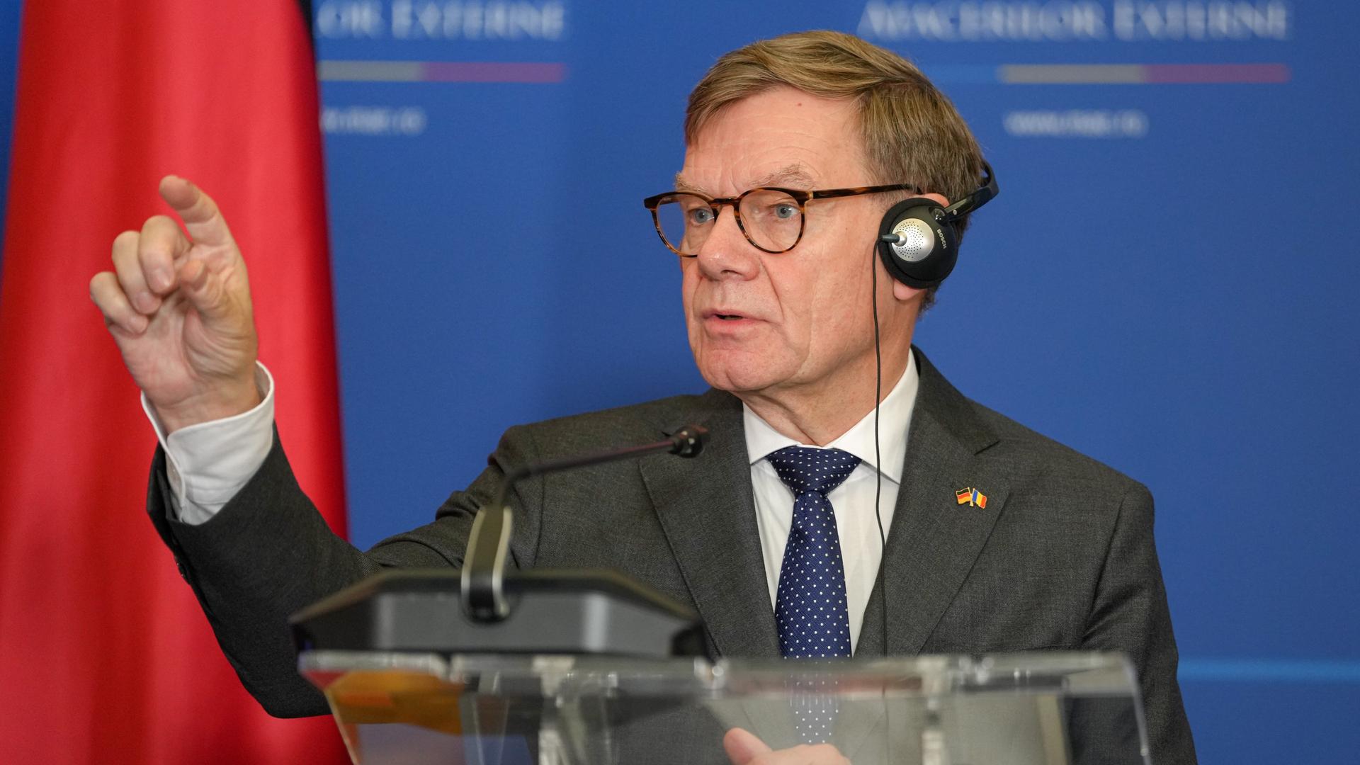 Bundesaußenminister Wadephul hat Kopfhörer auf und steht hinter einem Rednerpult. Bundesaußenminister Wadephul hat Kopfhörer auf und steht hinter einem Rednerpult.