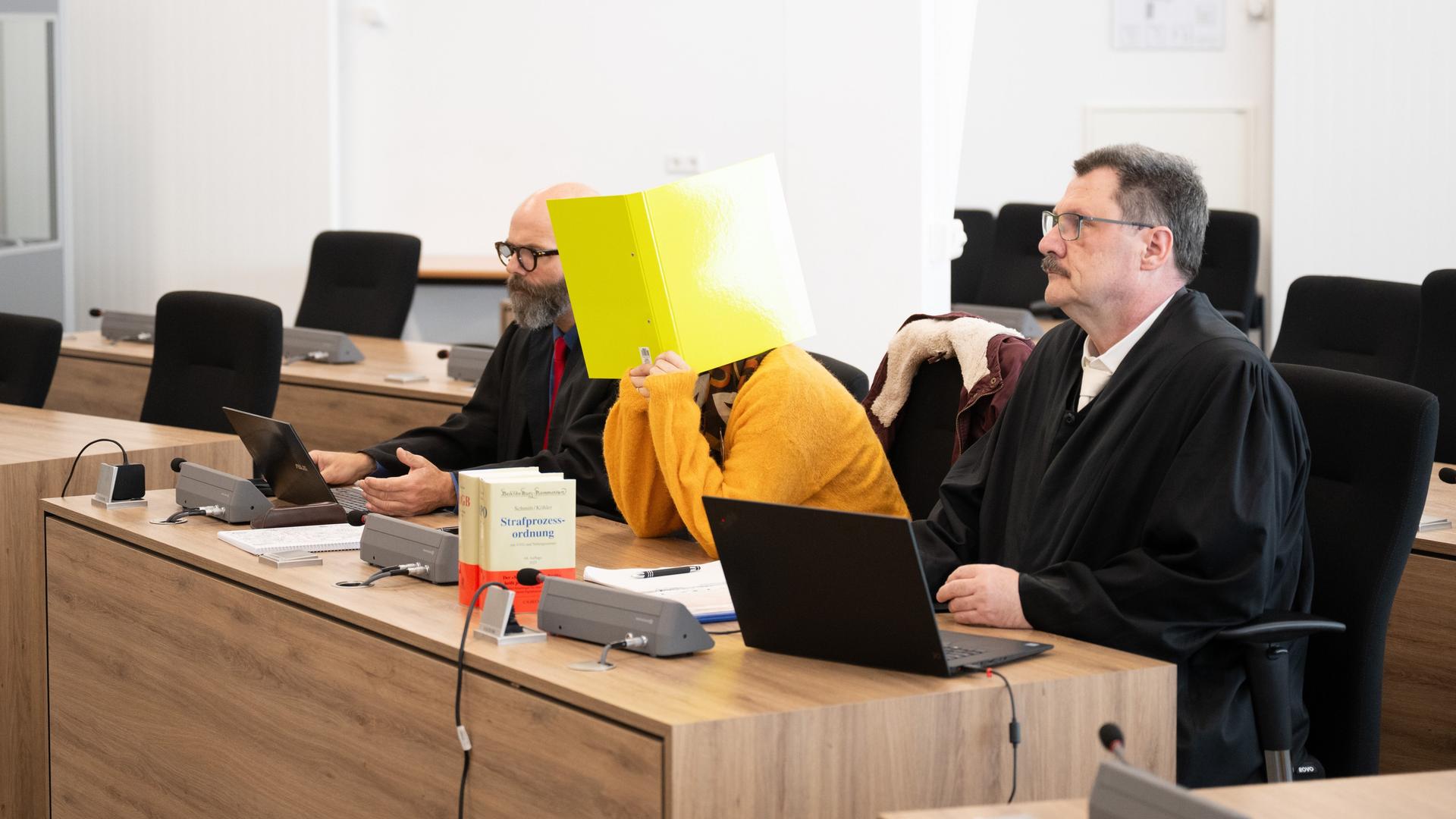 Susann E. sitzt vor Prozessbeginn im Oberlandesgericht (OLG) Dresden zwischen ihren Rechtsanwälten Uwe Schadt (l) und Hendrik König. Susann E. sitzt vor Prozessbeginn im Oberlandesgericht (OLG) Dresden zwischen ihren Rechtsanwälten Uwe Schadt (l) und Hendrik König.