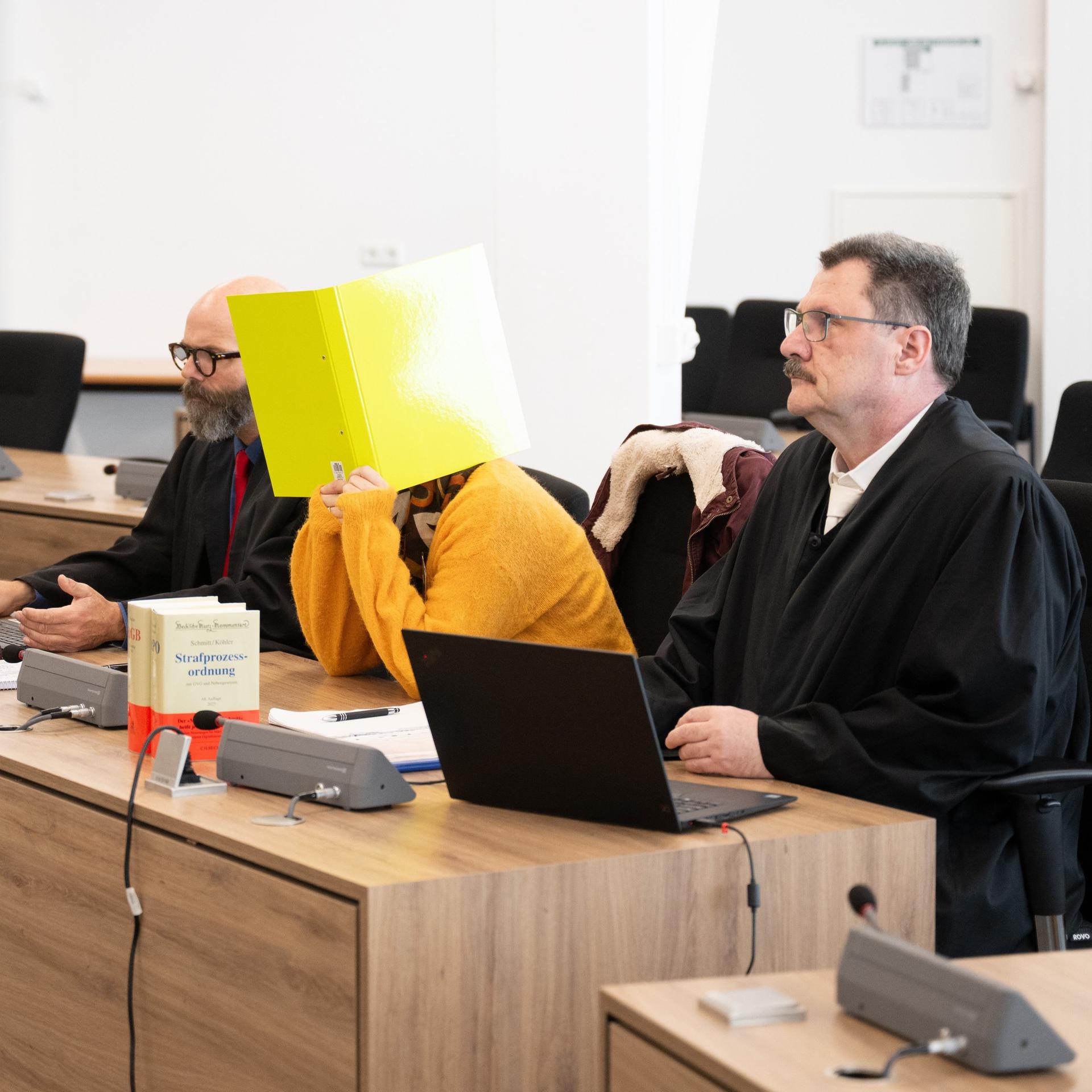 Susann E. sitzt vor Prozessbeginn im Oberlandesgericht (OLG) Dresden zwischen ihren Rechtsanwälten Uwe Schadt (l) und Hendrik König. 