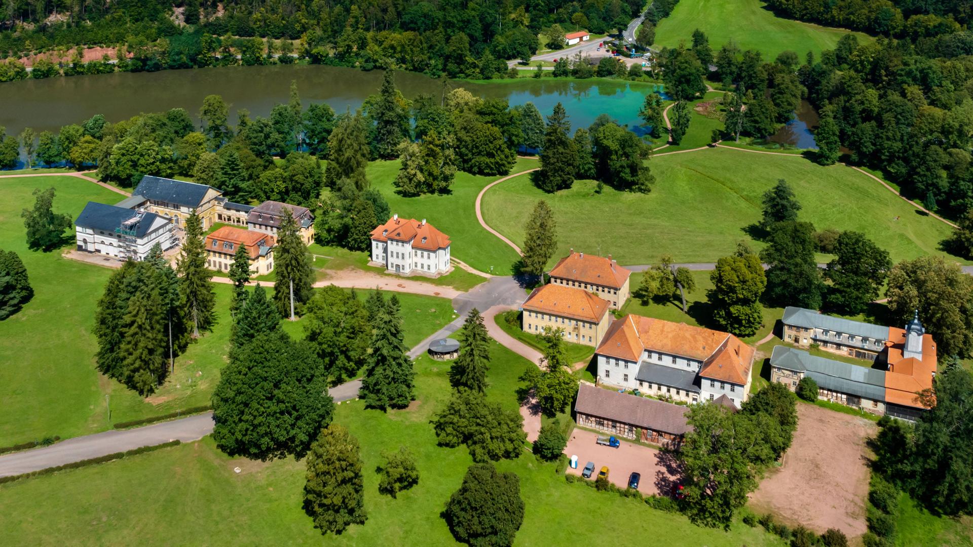 Die historische Park- und Schlossanlage Wilhelmsthal besteht aus einer lockeren Aufreihung von schlicht verputzten Pavillons beiderseits einer straßenähnlichen Achse. Die historische Park- und Schlossanlage Wilhelmsthal besteht aus einer lockeren Aufreihung von schlicht verputzten Pavillons beiderseits einer straßenähnlichen Achse.