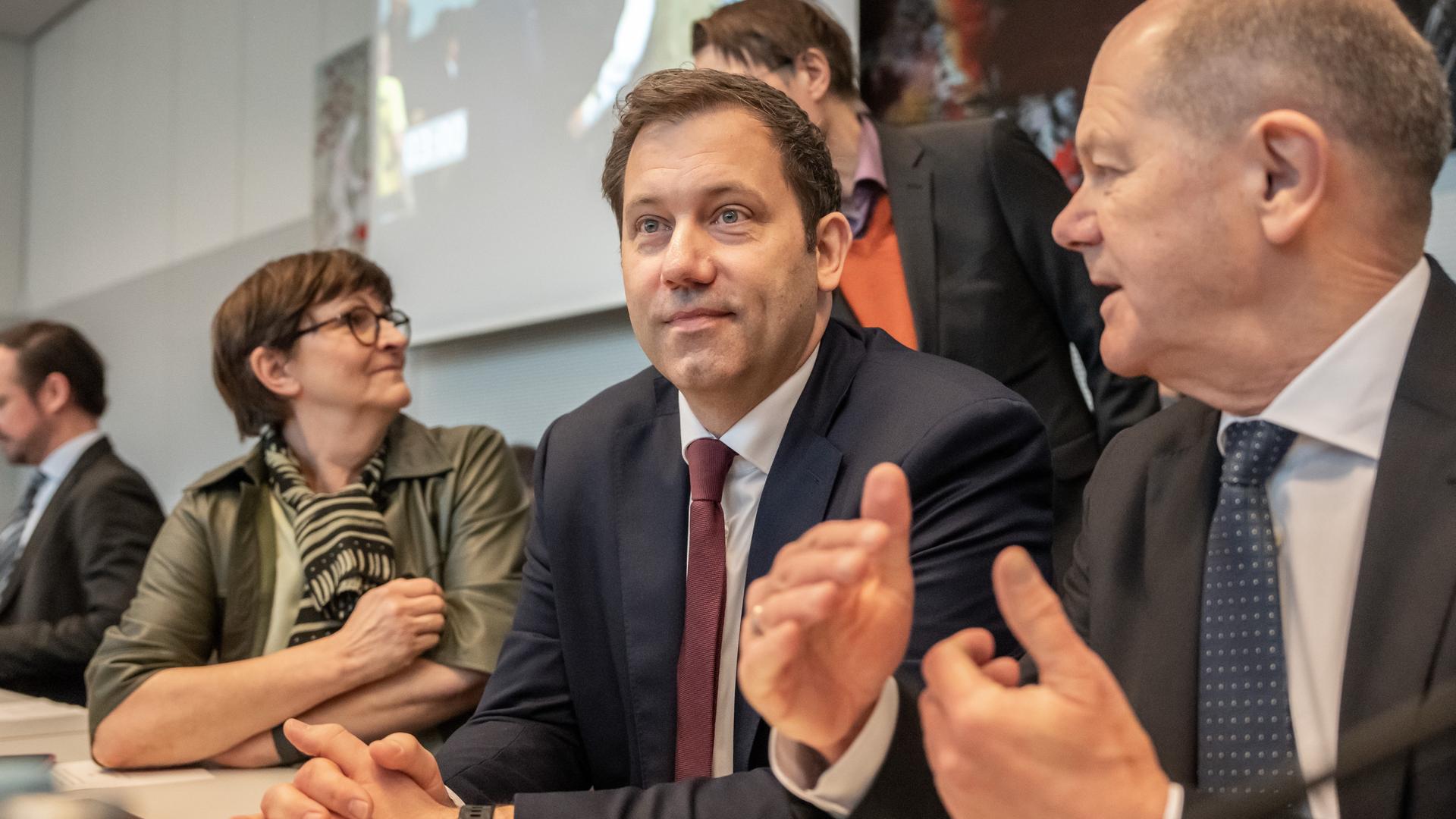 Lars Klingbeil, SPD-Bundesvorsitzender, spricht mit Bundeskanzler Olaf Scholz (SPD), neben ihnen sitzt Saskia Esken, SPD-Co-vorsitzende.