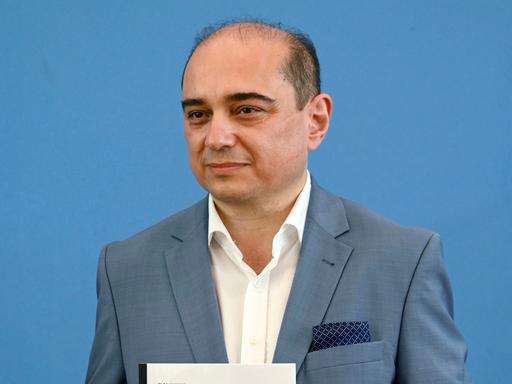 Basil Kerski bei der Pressekonferenz des Zukunftszentrums für Deutsche Einheit und Europäische Transformation im Haus der Bundespressekonferenz. 