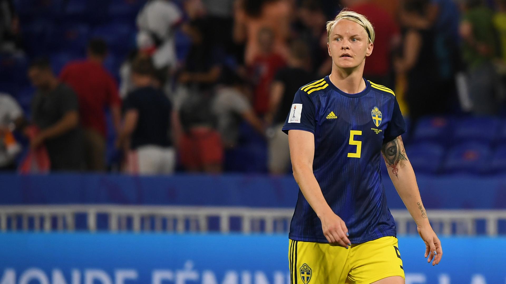 Die Fußballerin Nilla Fischer im schwedischen Nationaltrikot geht nach einem Spiel über den Platz.