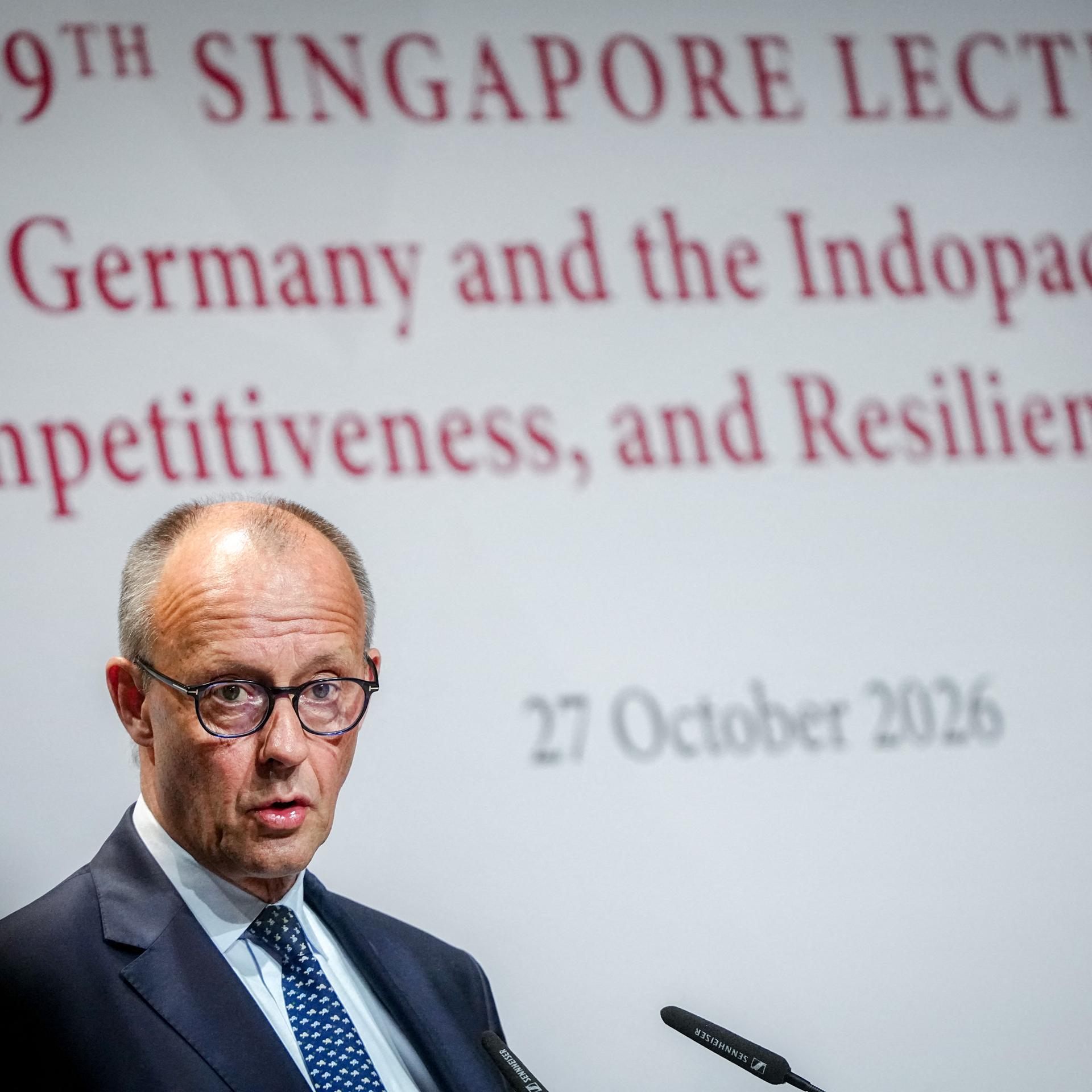 Bundeskanzler Friedrich Merz (CDU) spricht bei der Vortragsreihe "Singapore Lecture".