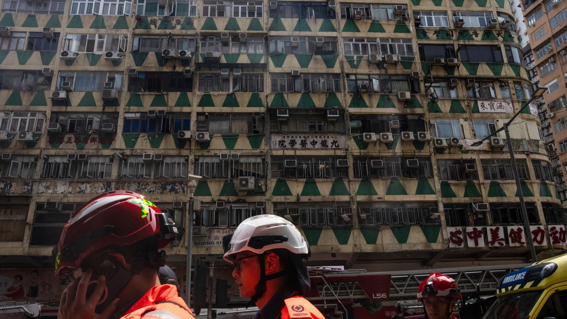 Hongkong: Rettungskräfte gehen an einem Gebäude namens New Lucky House vorbei, in dem ein Feuer ausgebrochen war.