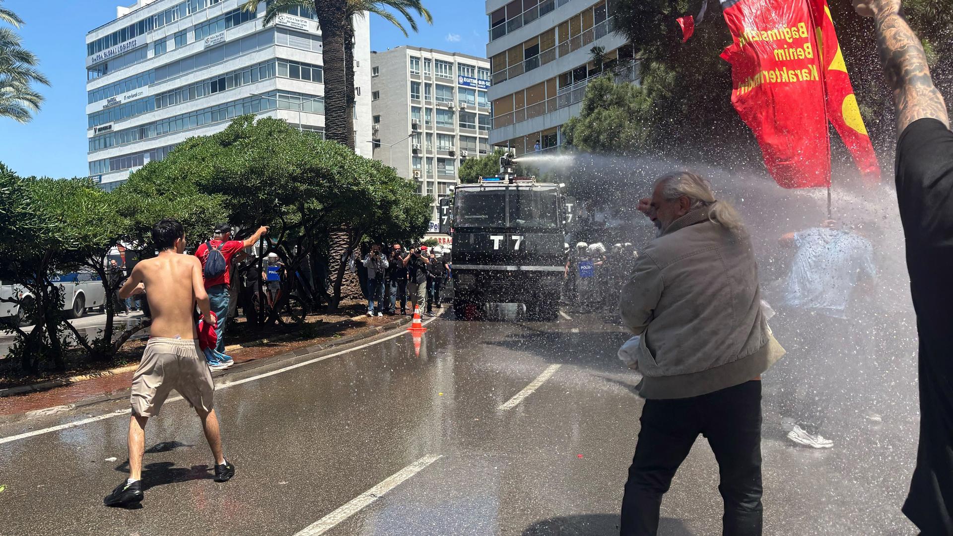 Ein Wasserwerfer geht in der türkischen Stadt Izmir gegen Demonstranten vor. 