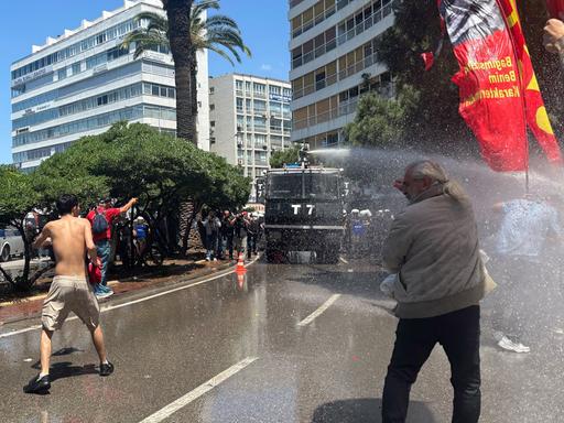 Ein Wasserwerfer geht in der türkischen Stadt Izmir gegen Demonstranten vor. Ein Wasserwerfer geht in der türkischen Stadt Izmir gegen Demonstranten vor.
