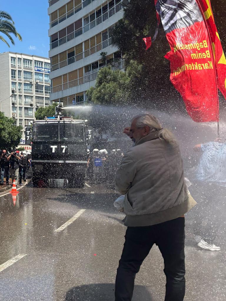 Ein Wasserwerfer geht in der türkischen Stadt Izmir gegen Demonstranten vor. Ein Wasserwerfer geht in der türkischen Stadt Izmir gegen Demonstranten vor.