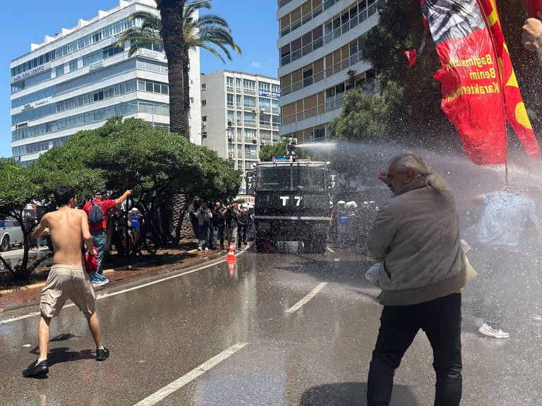 Ein Wasserwerfer geht in der türkischen Stadt Izmir gegen Demonstranten vor. 