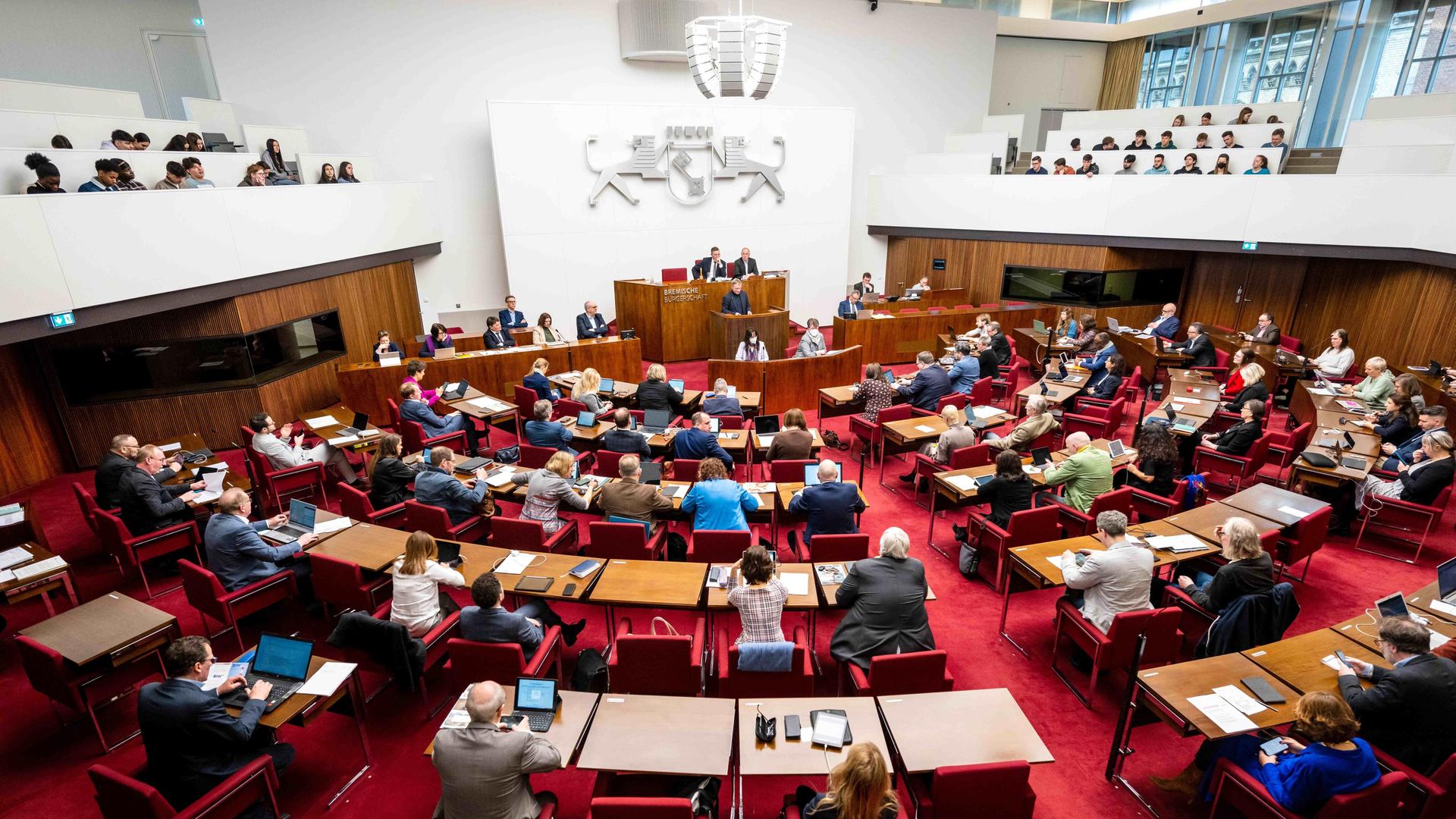 Mitglieder der Bremischen Bürgerschaft nehmen an einer Plenarsitzung teil. Mitglieder der Bremischen Bürgerschaft nehmen an einer Plenarsitzung teil.