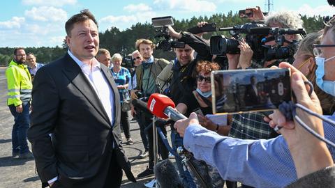 Elon Musk, Tesla-Chef, steht auf der Baustelle der Tesla Gigafactory im brandenburgischen Grünheide und unterhält sich mit Journalisten. 