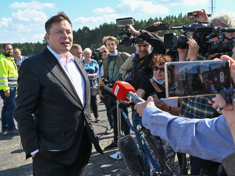 Elon Musk, Tesla-Chef, steht auf der Baustelle der Tesla Gigafactory im brandenburgischen Grünheide und unterhält sich mit Journalisten. 
