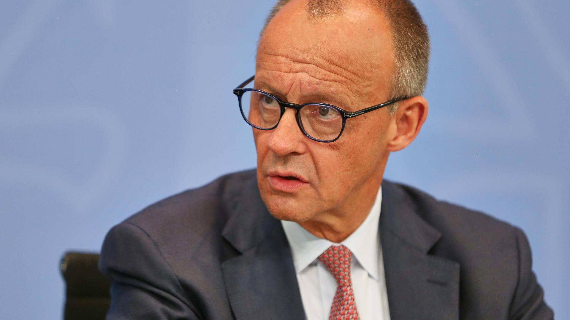 Bundeskanzler Friedrich Merz (CDU) spricht auf einer Pressekonferenz. Bundeskanzler Friedrich Merz (CDU) spricht auf einer Pressekonferenz.