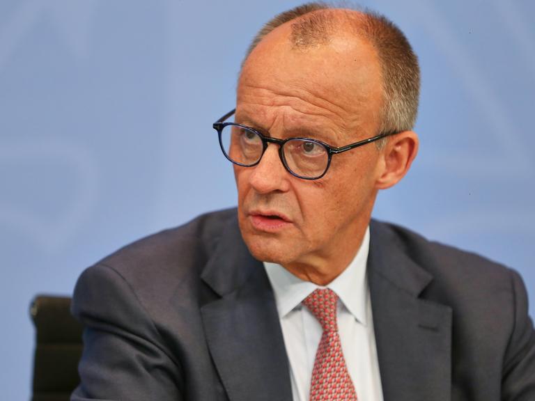 Bundeskanzler Friedrich Merz (CDU) spricht auf einer Pressekonferenz nach dem Treffen der Ministerpräsidenten