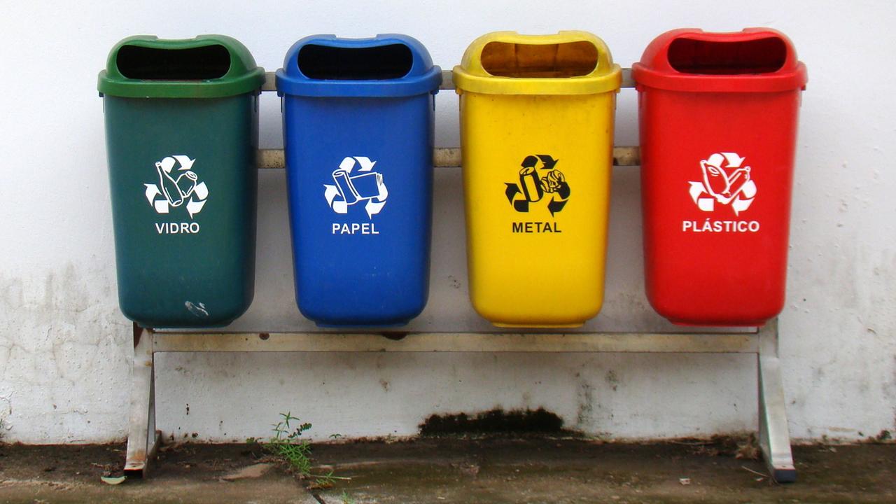 Behälterset für die getrennte Sammlung von Abfällen (Glas, Papier, Metall und Kunststoff) für Recyclingzwecke in Brasilien.