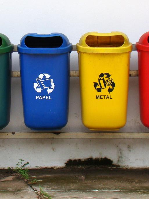 Behälterset für die getrennte Sammlung von Abfällen (Glas, Papier, Metall und Kunststoff) für Recyclingzwecke in Brasilien.