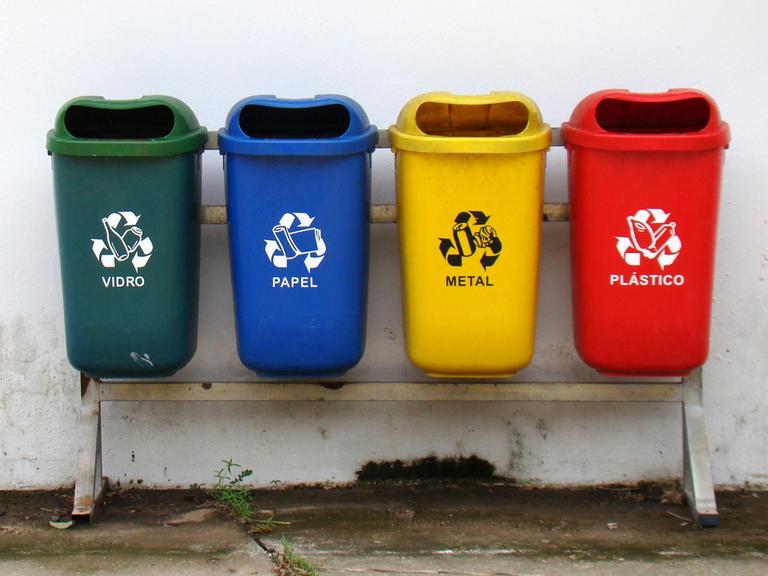 Behälterset für die getrennte Sammlung von Abfällen (Glas, Papier, Metall und Kunststoff) für Recyclingzwecke in Brasilien.