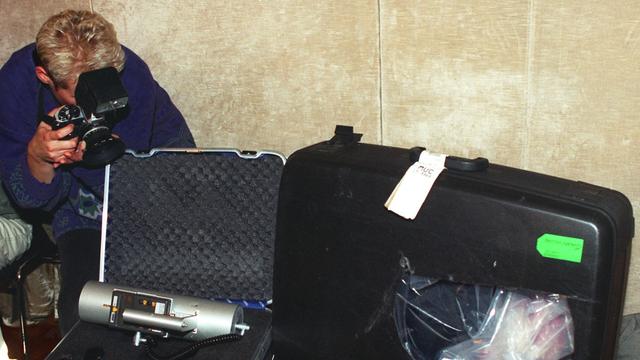Archivbild des Hartschalenkoffers (r), in dem am 10.08.1994 auf dem Münchner Flughafen 363 Gramm Plutonium sichergestellt wurden. Das radioaktive Material war  nach der Landung einer Lufthansa-Maschine aus Moskau beschlagnahmt worden. 