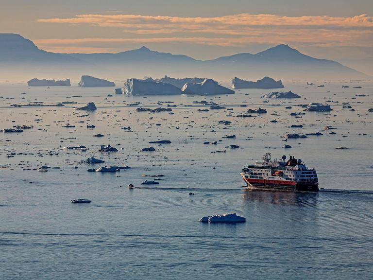 Ein Schiff bei Mitternachtssohnne vor Eisbergen Ein Schiff bei Mitternachtssohnne vor Eisbergen