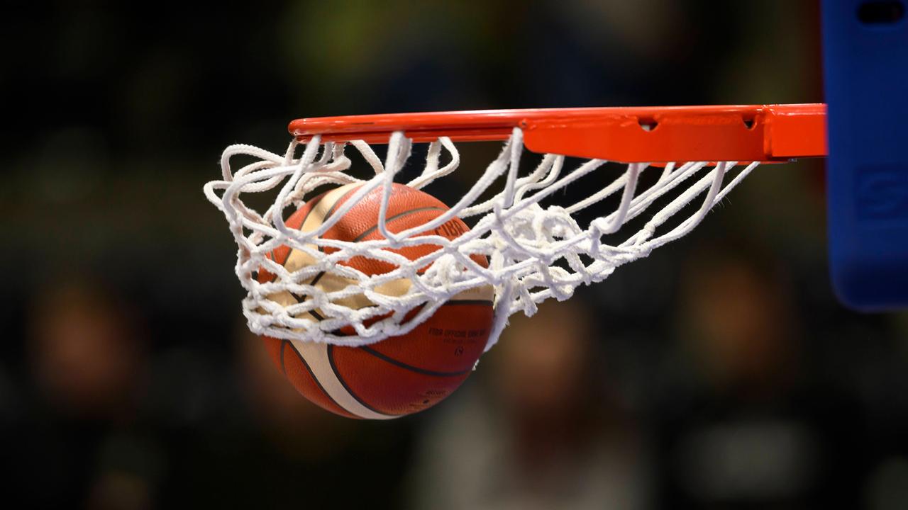 Ein Basketball landet im Korb.