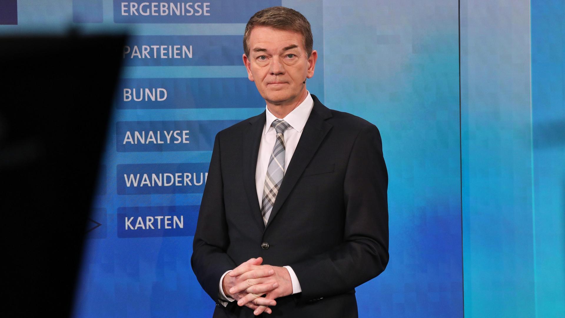Moderator Jörg Schönenborn steht in einem Fernsehstudio während einer Wahlsendung. Moderator Jörg Schönenborn steht in einem Fernsehstudio während einer Wahlsendung.