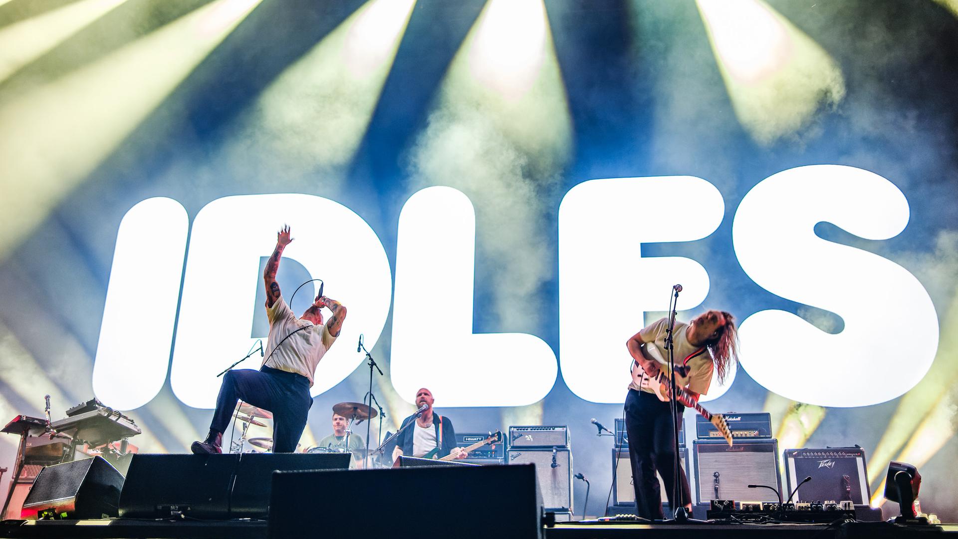 Die britische Post-Punk-Band Idles bei ihrem Konzert auf dem Glastonbury-Festival 2024