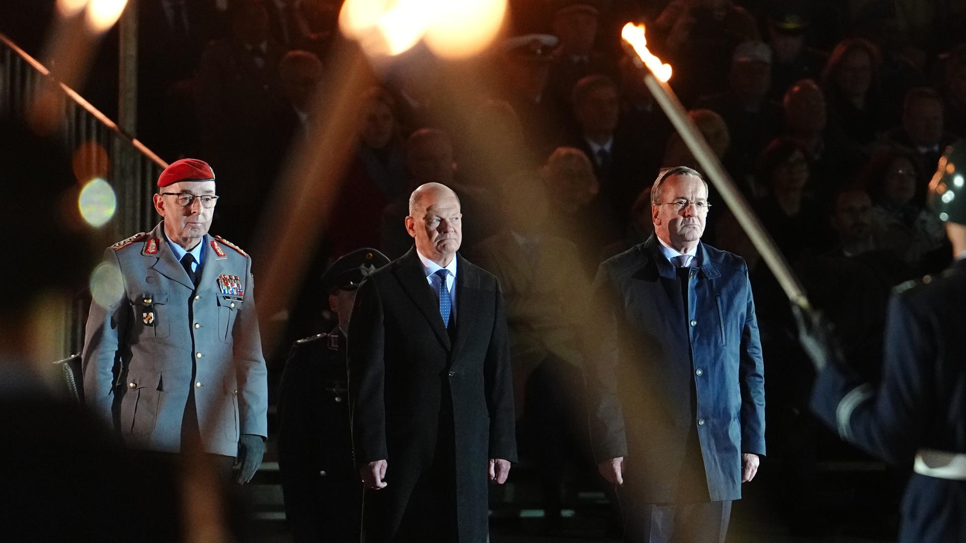 Der scheidende Bundeskanzler Olaf Scholz steht mit Verteidigungsminister Boris Pistorius und dem Generalinspekteur der Bundeswehr, General Carsten Breuer beim großen Zapfenstreich der Bundeswehr anlässlich seiner Verabschiedung. 