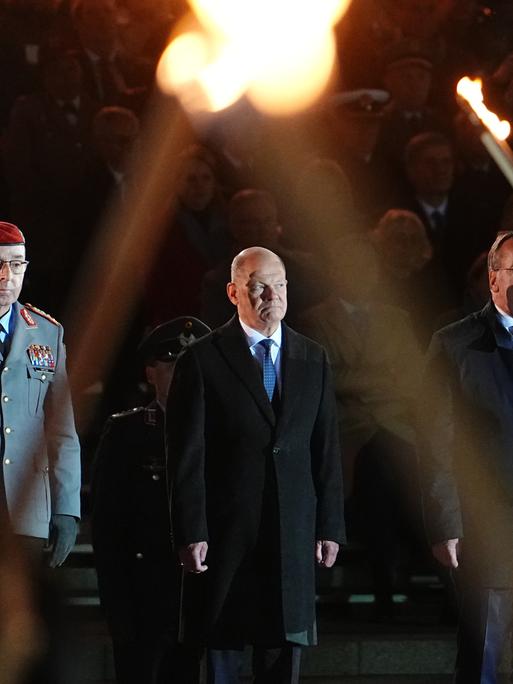 Der scheidende Bundeskanzler Olaf Scholz steht mit Verteidigungsminister Boris Pistorius und dem Generalinspekteur der Bundeswehr, General Carsten Breuer beim großen Zapfenstreich der Bundeswehr anlässlich seiner Verabschiedung. 