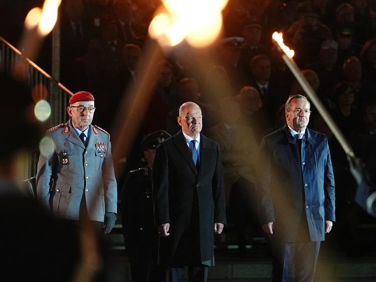 Der scheidende Bundeskanzler Olaf Scholz steht mit Verteidigungsminister Boris Pistorius und dem Generalinspekteur der Bundeswehr, General Carsten Breuer beim großen Zapfenstreich der Bundeswehr anlässlich seiner Verabschiedung. 