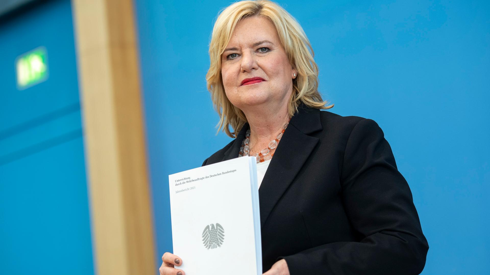 Eva Högl (SPD), Wehrbeauftragte des Bundestages, stellt in der Bundespressekonferenz ihren Jahresbericht für 2021 vor. Sie hält eine die Mappe vor sich.