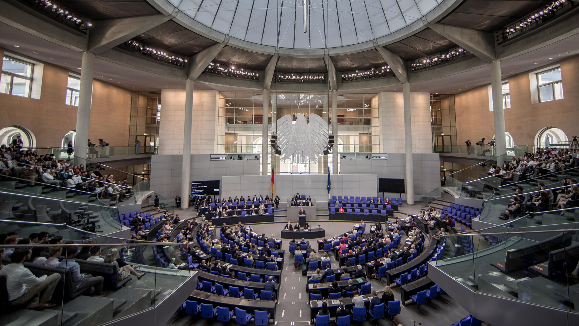 Blick in den voll besetzten Bundestag