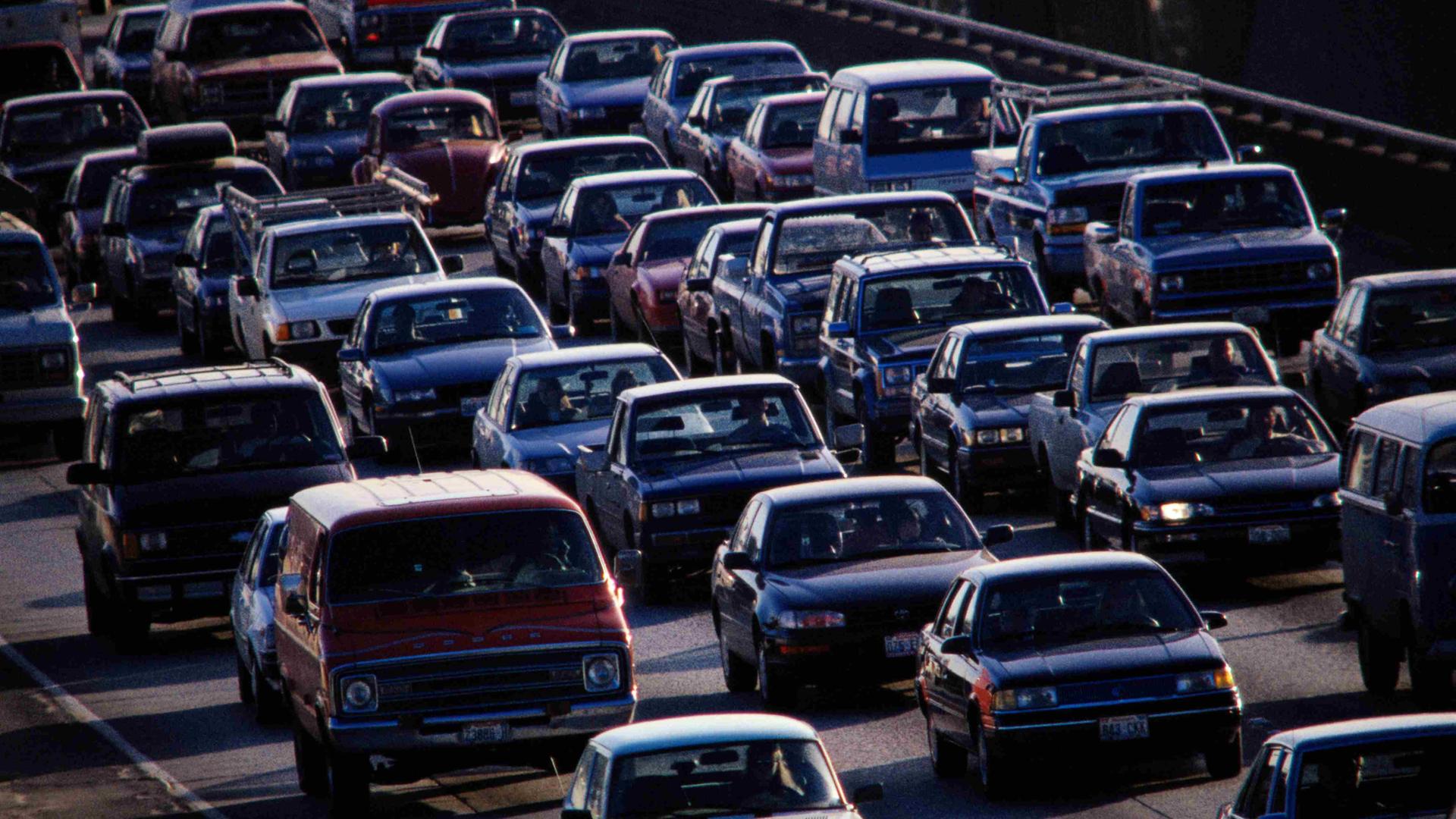 Autos auf einer vierspurigen Autobahn im Stau