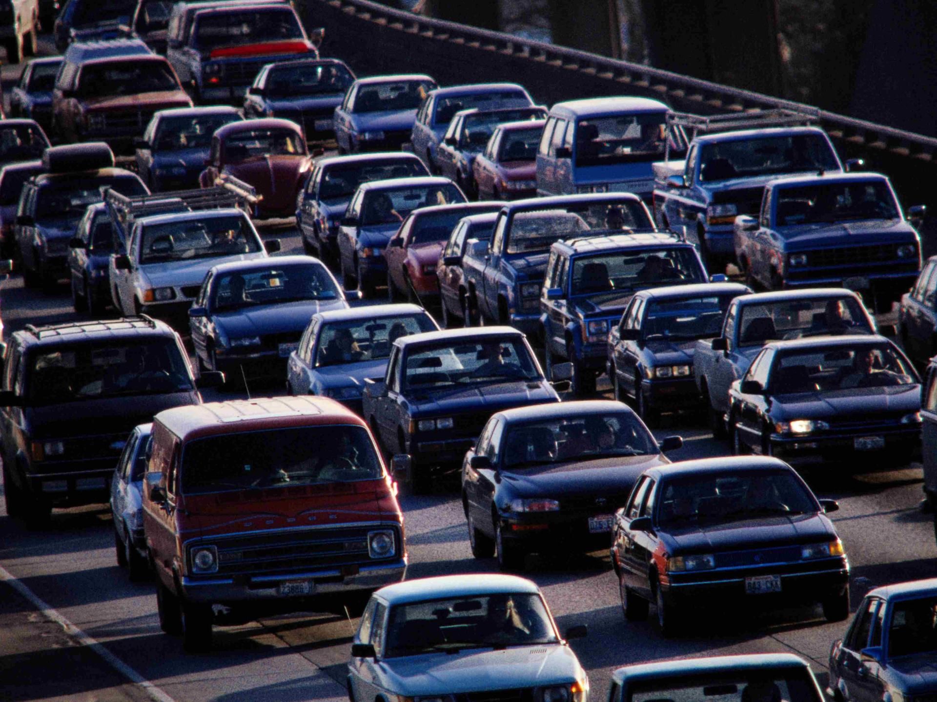 Autos auf einer vierspurigen Autobahn im Stau