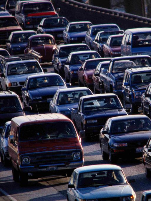 Autos auf einer vierspurigen Autobahn im Stau