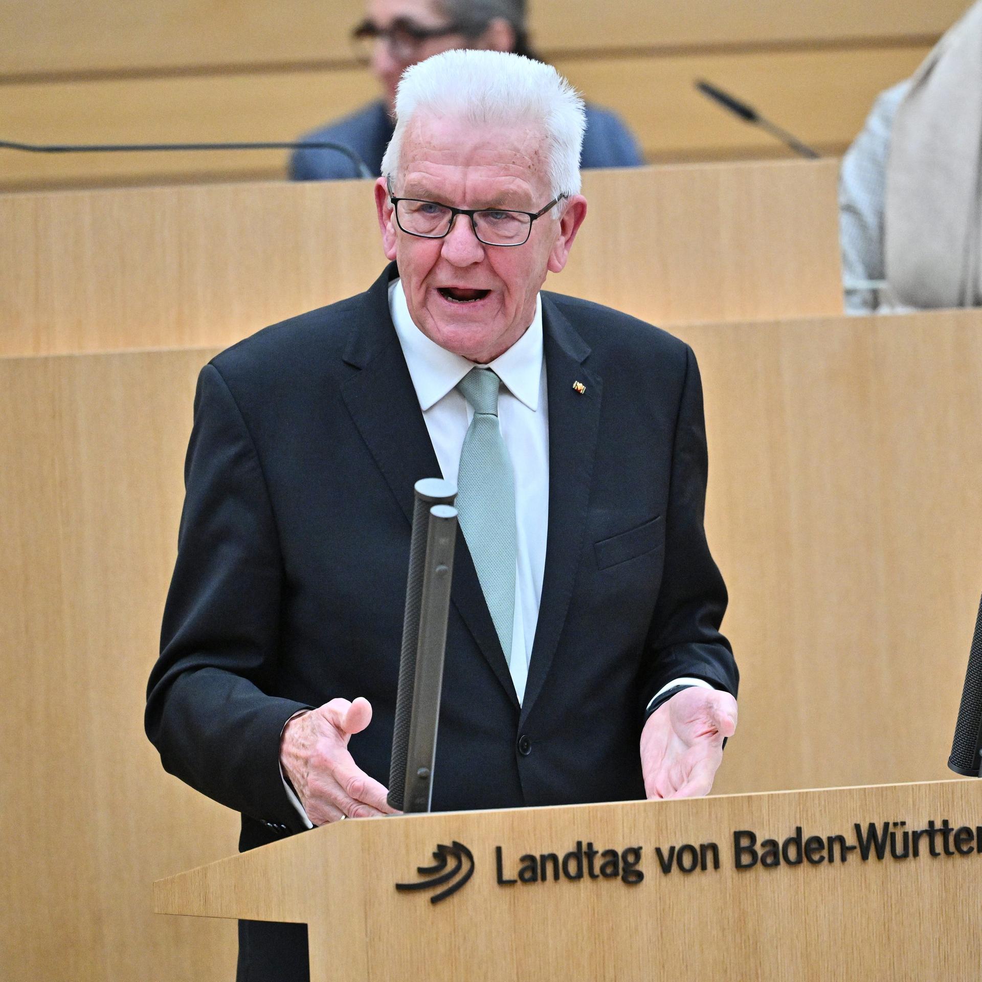 Winfried Kretschmann (Bündnis 90/ Die Grünen), Ministerpräsident von Baden-Württemberg, spricht im Landtag. 