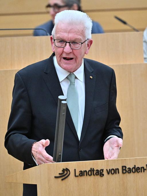 Winfried Kretschmann (Bündnis 90/ Die Grünen), Ministerpräsident von Baden-Württemberg, spricht im Landtag. 