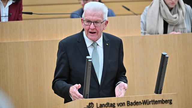 Winfried Kretschmann (Bündnis 90/ Die Grünen), Ministerpräsident von Baden-Württemberg, spricht im Landtag. 