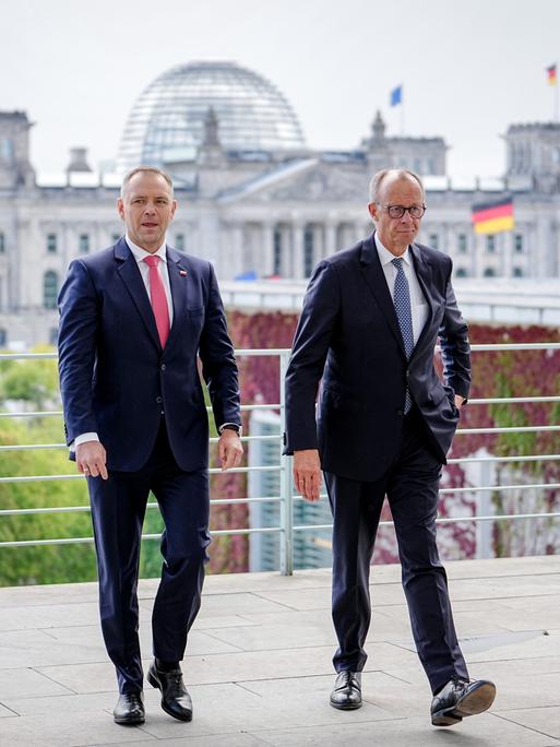 Karol Nawrocki (l), Präsident von Polen, wird bei seinem Antrittsbesuch in Deutschland von Bundeskanzler Friedrich Merz (CDU) im Bundeskanzleramt zu einem Gespräch empfangen. Im Hintergrund ist das Reichstagsgebäude zu sehen.