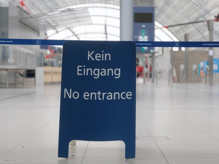 Ein Schild mit der Aufschrift "Kein Eingang / no entrance" steht in der Glashalle des Leipziger Messegeländes. 
