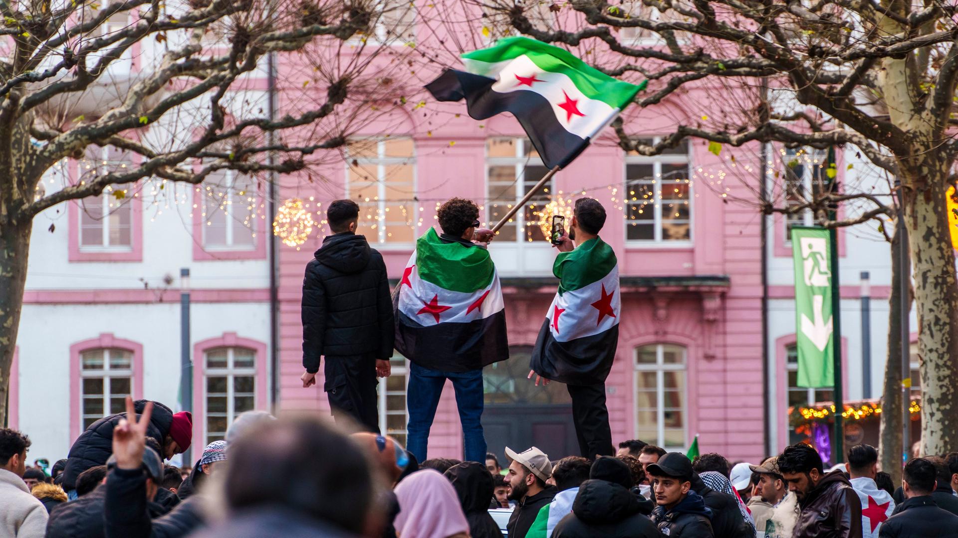 Exil-Syrer feiern in Mainz den Sturz des Assad-Regime. 