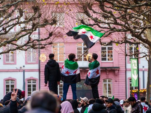 Exil-Syrer feiern in Mainz den Sturz des Assad-Regime. 