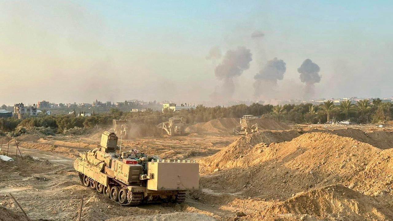 Palästinensische Gebiete, Gazastreifen: Auf diesem undatierten Foto, das vom israelischen Militär zur Verfügung gestellt wurde, fahren israelische Truppen einen Panzer im Gazastreifen.