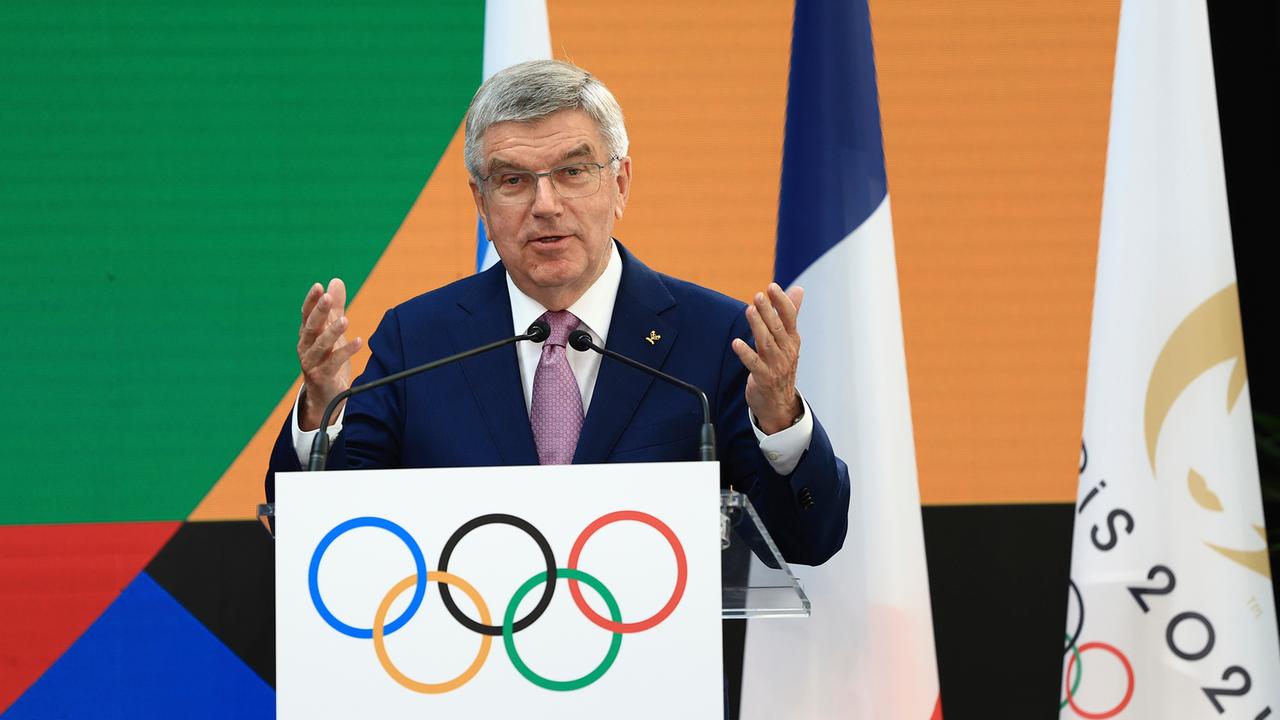 Bach hält bei einer Veranstaltung zu den Olympischen Sommerspielen 2024 in Paris  eine Rede.